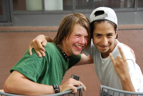 Die Beiden sa&szlig;en im Siegburger Bahnhof. Als sie mich als "Fotografen" erkannten wollten sie unbedingt fotografietrt werden. Eigentlich war das Thema ja "Parallelen". aber irgendwie sind die 2 ja auch parallel...